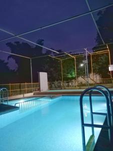 Bazén v ubytování Aarushmay Nature Retreat nebo v jeho okolí