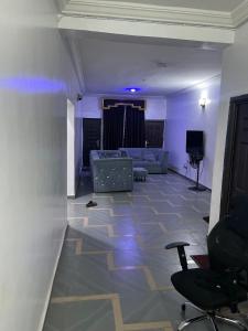 Un televizor și/sau centru de divertisment la Steady Light 2BR Apartment - Independence II