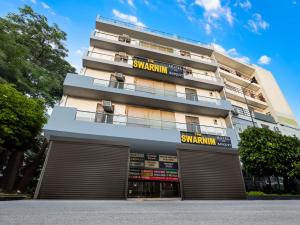 un edificio con dos puertas de garaje delante de él en The Swarnim Vista Hotel, en Noida