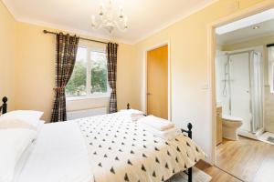 un dormitorio con una cama y una ventana en Immaculate 3-Bedroom Private Lodge near York, en York
