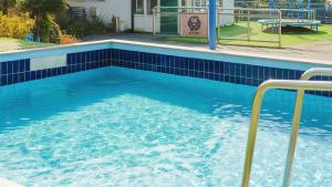 una piscina con azulejos azules en una casa en Gapyeong Four Season Pension, en Gapyeong