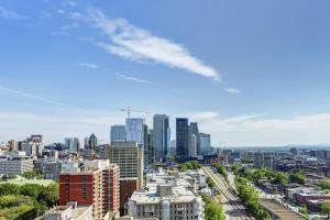 vue d'une ville avec de hauts bâtiments dans l'établissement Corporate Stays Le Shaughn 1 Bedroom, à Montréal