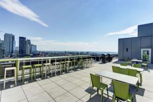 - une terrasse avec des tables et des chaises au-dessus d'un bâtiment dans l'établissement Corporate Stays Le Shaughn 1 Bedroom, à Montréal