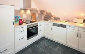 Η κουζίνα ή μικρή κουζίνα στο Beautiful Apartment In Röbel With Wifi