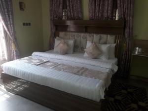 a bedroom with a bed with white sheets and pillows at Bly & schol home apartment in Aso