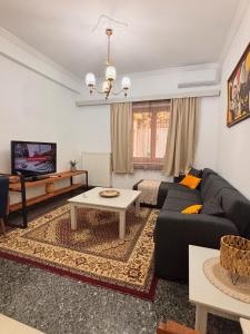 Posezení v ubytování The Local Pin House - Ευρύχωρη μονοκατοικία, Λαμία