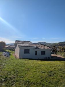 een wit huis met een dak op een grasveld bij L'échappée Bourguignonne in La Roche-Vineuse +4 foto's