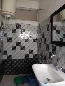 Ένα μπάνιο στο New World Guest House