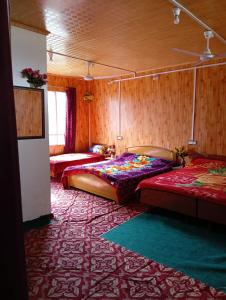 Ένα ή περισσότερα κρεβάτια σε δωμάτιο στο New World Guest House