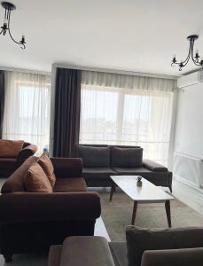 un soggiorno con un divano e un tavolino da caffè di Sunflower Apartments a Pristina Altre 164 foto