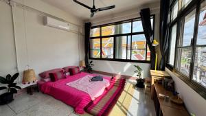 Postel nebo postele na pokoji v ubytování Baan PadSeeEw - Rooftop Riverview