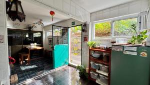 Kuchyň nebo kuchyňský kout v ubytování Baan PadSeeEw - Rooftop Riverview