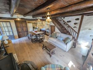 an overhead view of a living room and kitchen in a cabin at Casa Rústica y Chic con Chimenea y Vistas Panorámicas de La Vall de Boí in Cardet