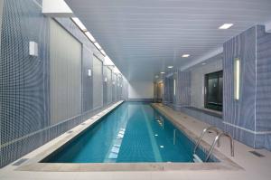 a large swimming pool in a building at Home Batel in Curitiba