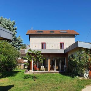 ein großes weißes Haus mit roten Fenstern in der Unterkunft Confortable maison familiale à 5 minutes du lac in Saint-Simon