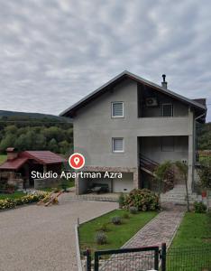 a building with a sign that reads studio apartmentarian sidx at Apartman Azra in Kulen Vakuf