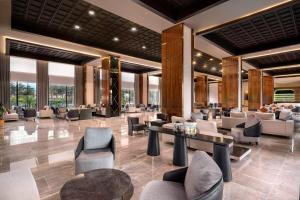 een lobby van een hotel met banken, tafels en stoelen bij Arsuz Jumanah Hotel in Arsuz