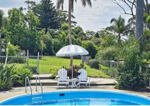 Bazén v ubytování Mollymook Ocean View Motel Rewards Longer Stays -over 18s Only nebo v jeho okolí