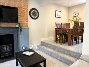 een woonkamer met open haard en een tafel bij Castle Cottage - Central seaside town in Ryde