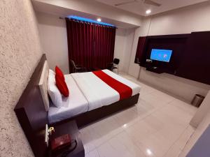 a hotel room with a bed and a television in it at Hotel Arya Residency Rabale in Airoli
