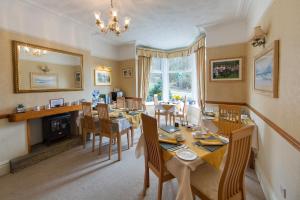 Μια τηλεόραση ή/και κέντρο ψυχαγωγίας στο Laurel Bank Guest House