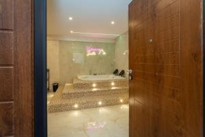 O baie la Vulcania SuiteA +41 fotografii