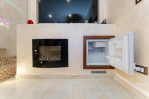 O bucătărie sau chicinetă la Vulcania SuiteA
