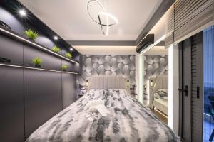 une chambre d'hôpital avec un lit et des plantes dans l'établissement Lussuoso Casa 2, à Patras