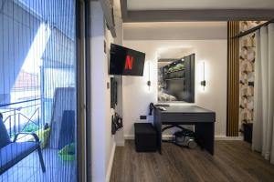 une chambre avec un bureau et une vue sur un placard dans l'établissement Lussuoso Casa 2, à Patras