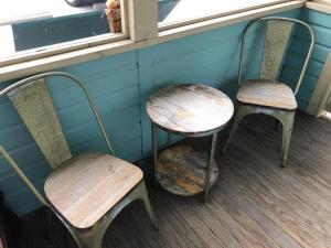 Гостиная зона в Picturesque Vintage Cabin with Lake Views in Florida