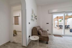 a living room with a couch and a table at Fichi d'India Appartamenti in San Pietro in Bevagna