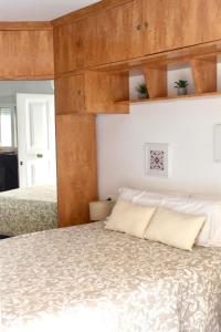 Un dormitorio con dos camas y techo de madera. en Casa Chica, en Málaga