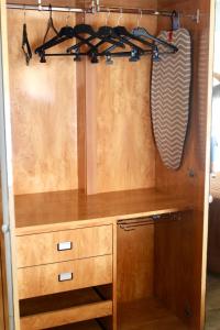 un armario con una cómoda de madera y un zapatero en Casa Chica, en Málaga