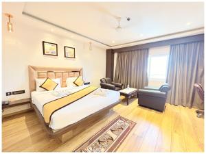 Postel nebo postele na pokoji v ubytování Hotel The Royal Grand Luxuary Heritage Near Jagannath Temple #Sea Beach # Restaurant - Lift And Parking Facilities - Fully Air Condition All Luxury Luxuary Rooms With Attached-Balcony - Best Luxuary Hotel In Puri + 21 fotografií