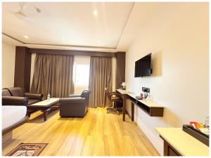 TV a/nebo společenská místnost v ubytování Hotel The Royal Grand Luxuary Heritage Near Jagannath Temple #Sea Beach # Restaurant - Lift And Parking Facilities - Fully Air Condition All Luxury Luxuary Rooms With Attached-Balcony - Best Luxuary Hotel In Puri