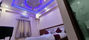 Un dormitorio con una cama con techo azul. en Hotel Relax, en Jaipur