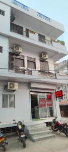 dos motocicletas estacionadas frente a un edificio en Hotel Relax, en Jaipur