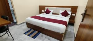 Un dormitorio con una cama grande con almohadas rojas. en Hotel Relax, en Jaipur 14 fotos más