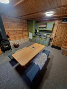 um quarto com uma mesa de madeira e uma cozinha em Chalupa Pod lomem - Malá em Dolní Morava