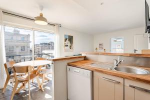 Una cocina o cocineta en Bel Appart Moderne et lumineux Canebiere, pour 4 personnes