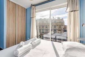 Una cama o camas en una habitación de Bel Appart Moderne et lumineux Canebiere, pour 4 personnes