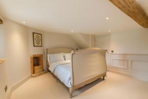 ein Schlafzimmer mit einem Bett auf einem Dachboden in der Unterkunft Cotswold Cottage- Central Witney in Witney