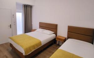 ein Hotelzimmer mit zwei Betten und einem Fenster in der Unterkunft Casa João de Quintal in Elvas