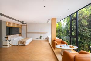 Un dormitorio con una cama y una ventana grande en Guilin Lakeview Boutique Lodge, en Guilin