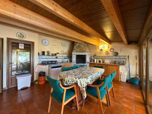 y cocina con mesa, sillas y fogones. en Entrefrutales, en La Vilueña