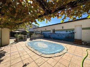 Una pequeña piscina en un patio con un edificio. en Entrefrutales, en La Vilueña 65 fotos más