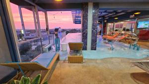 a large indoor swimming pool in a building at BlueTel Re'sidencE Bangkok IMPACT บลูเทล เรซิดองส์ กรุงเทพ อิมแพค in Nonthaburi