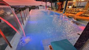 暖武里府BlueTel Re'sidencE Bangkok IMPACT บลูเทล เรซิดองส์ กรุงเทพ อิมแพค的建筑物屋顶上的游泳池