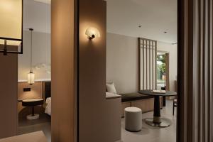 Habitación con mesa y comedor. en Guilin Lakeview Boutique Lodge, en Guilin 46 fotos más