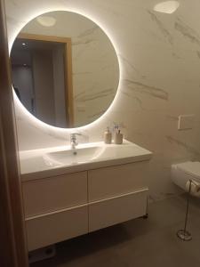 Ένα μπάνιο στο New and bright apartment +11 φωτογραφίες